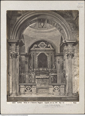 Vorderseite von Alinari [https://www.deutsche-digitale-bibliothek.de/content/lizenzen/rv-ez/] San Domenico MaggioreCappella di Santa Rosa da Lima (Cappella del Doce) - Ansicht von außen, bh024318_recto. Foto.