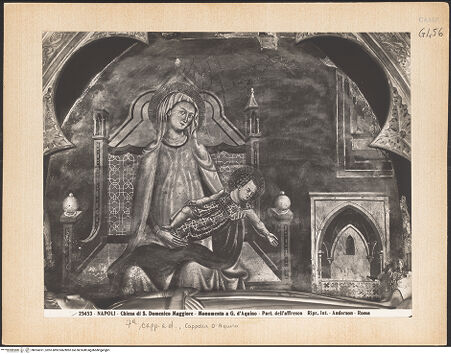 Vorderseite von Alinari [https://www.deutsche-digitale-bibliothek.de/content/lizenzen/rv-ez/] Madonna (am Grabmal der Giovanna d'Aquino) - Gesamtansicht, bh024321_recto. Foto.