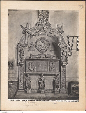 Vorderseite von Alinari [https://www.deutsche-digitale-bibliothek.de/content/lizenzen/rv-ez/] Grabmal des Tommaso Brancaccio (gest. 1492) - Gesamtansicht, bh024326_recto. Foto.