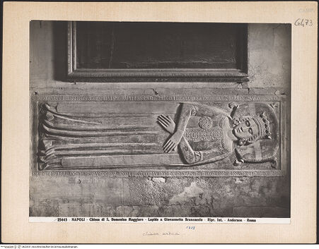 Vorderseite von Alinari [https://www.deutsche-digitale-bibliothek.de/content/lizenzen/rv-ez/] Grabplatte der Giovannella Brancaccio (gest. 1358) - Gesamtansicht, bh024331_recto. Foto.