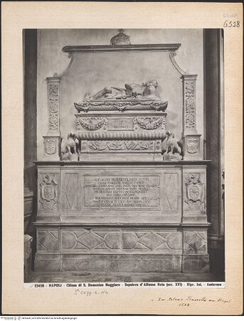 Vorderseite von Alinari [https://www.deutsche-digitale-bibliothek.de/content/lizenzen/rv-ez/] Grabmal des Alfonso Rota (gest. 1565) - Gesamtansicht, bh024342_recto. Foto.