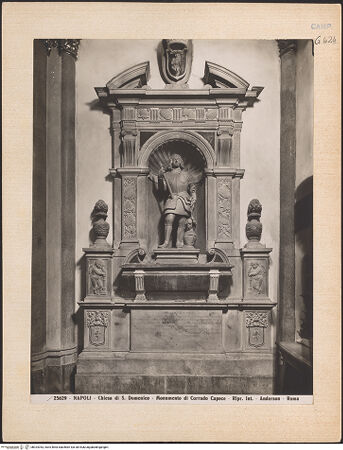 Vorderseite von Alinari [https://www.deutsche-digitale-bibliothek.de/content/lizenzen/rv-ez/] Grabmal des Corrado Capece (Conradus Capycius, gest. 1615) - Gesamtansicht, bh024353_recto. Foto.