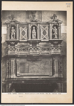 Vorderseite von Alinari [https://www.deutsche-digitale-bibliothek.de/content/lizenzen/rv-ez/] Denkmal für Karl 1. von Anjou, Clementia von Habsburg und Karl Martell von Ungarn - Gesamtansicht, bh024442_recto. Foto.