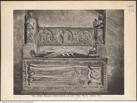 Vorderseite von Alinari [https://www.deutsche-digitale-bibliothek.de/content/lizenzen/rv-ez/] Grabmäler der Familie Caracciolo - Gesamtansicht, bh024445_recto. Foto.