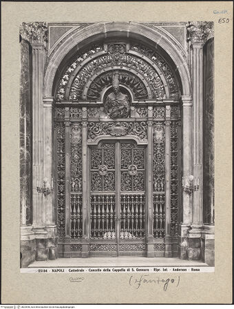 Vorderseite von Alinari [https://www.deutsche-digitale-bibliothek.de/content/lizenzen/rv-ez/] Pforte mit Büste des Heiligen Januarius - Gesamtansicht, bh024446_recto. Foto.