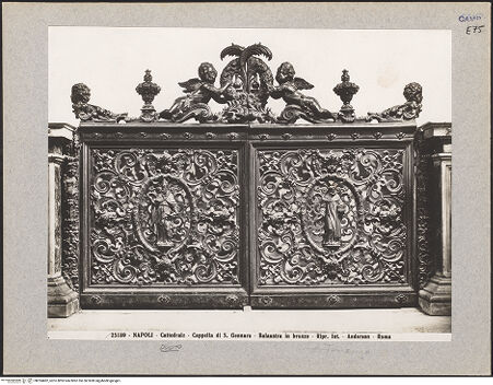 Vorderseite von Alinari [https://www.deutsche-digitale-bibliothek.de/content/lizenzen/rv-ez/] Pforte des Hauptaltars - Gesamtansicht, bh024462_recto. Foto.