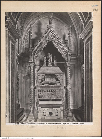 Vorderseite von Alinari [https://www.deutsche-digitale-bibliothek.de/content/lizenzen/rv-ez/] Grabmal des Kardinals Francesco Carbone (gest. 1405) - Gesamtansicht, bh024473_recto. Foto.