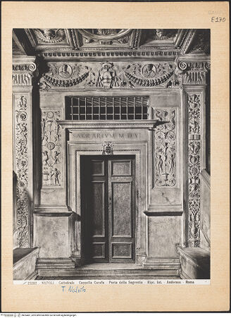 Vorderseite von Alinari [https://www.deutsche-digitale-bibliothek.de/content/lizenzen/rv-ez/] DuomoSuccorpo, Confessione di San Gennaro (Cappella Carafa) - Wandabschnitt mit Portal zur Sakristei, bh024481_recto. Foto.