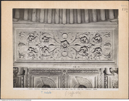 Vorderseite von Alinari [https://www.deutsche-digitale-bibliothek.de/content/lizenzen/rv-ez/] DeckenkassettierungOrnament - Rahmenfeld mit Groteskendekoration, bh024485_recto. Foto.