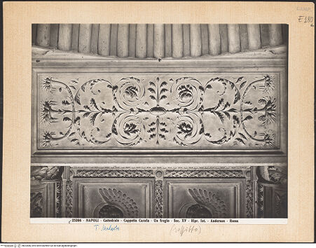 Vorderseite von Alinari [https://www.deutsche-digitale-bibliothek.de/content/lizenzen/rv-ez/] DeckenkassettierungOrnament - Rahmenfeld mit Groteskendekoration, bh024486_recto. Foto.