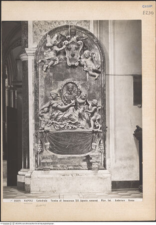 Vorderseite von Alinari [https://www.deutsche-digitale-bibliothek.de/content/lizenzen/rv-ez/] Denkmal des Papstes Innozenz XII (gest. 1700) - Gesamtansicht, bh024546_recto. Foto.