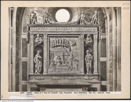 Vorderseite von Alinari [https://www.deutsche-digitale-bibliothek.de/content/lizenzen/rv-ez/] Altar der Anbetung des Christuskindes - Teilansicht, bh024586_recto. Foto.