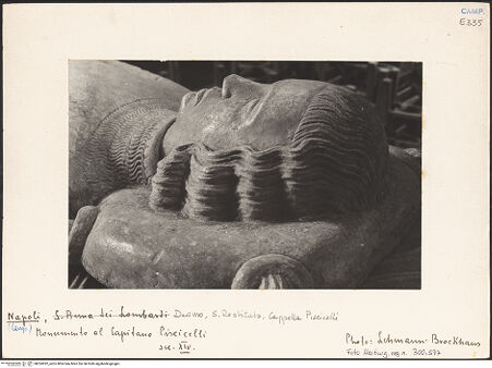 Vorderseite von Foto Marburg [https://www.deutsche-digitale-bibliothek.de/content/lizenzen/rv-fz/] Grabmal des Riccardo Piscicelli (gest. 1331) - Liegefigur, Detail: Kopf, bh024592_recto. Foto: Lehmann-Brockhaus, Otto.