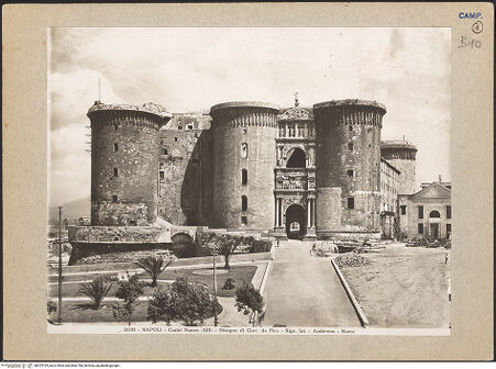 Vorderseite von Alinari [https://www.deutsche-digitale-bibliothek.de/content/lizenzen/rv-ez/] Castel Nuovo - Westfassade, bh025165_recto. Foto.