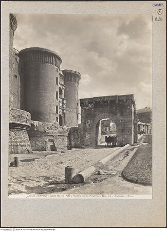 Vorderseite von Alinari [https://www.deutsche-digitale-bibliothek.de/content/lizenzen/rv-ez/] Castel Nuovo - Seitenansicht der Westfassade und Postierla, bh025166_recto. Foto.