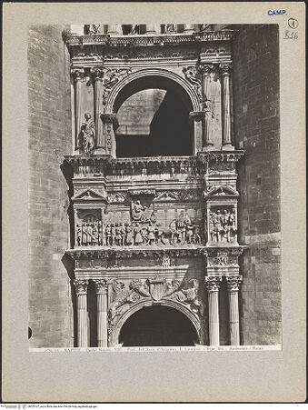 Vorderseite von Alinari [https://www.deutsche-digitale-bibliothek.de/content/lizenzen/rv-ez/] Triumphbogen Alfonsos V - Unterer Bogen und mittlere Geschosse, bh025167_recto. Foto.