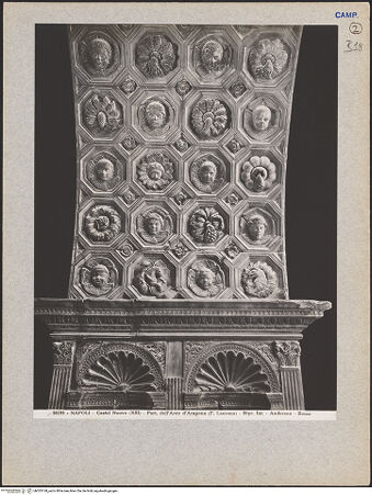 Vorderseite von Alinari [https://www.deutsche-digitale-bibliothek.de/content/lizenzen/rv-ez/] Triumphbogen Alfonsos VEingangsbogen: DekorationGewölbedekoration mit dem Wappen des Herzogs von Kalabrien - Teilansicht des Gewölbes, bh025168_recto. Foto.