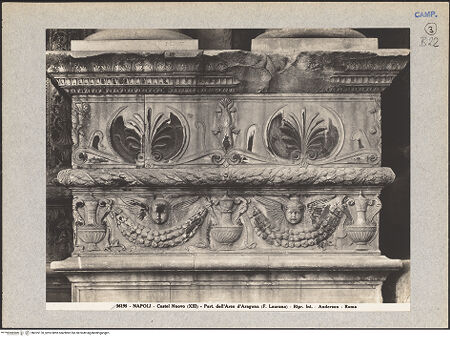 Vorderseite von Alinari [https://www.deutsche-digitale-bibliothek.de/content/lizenzen/rv-ez/] Triumphbogen Alfonsos VRechter Sockel - Frontseite: Palmetten- und Festonfries, bh025170_recto. Foto.