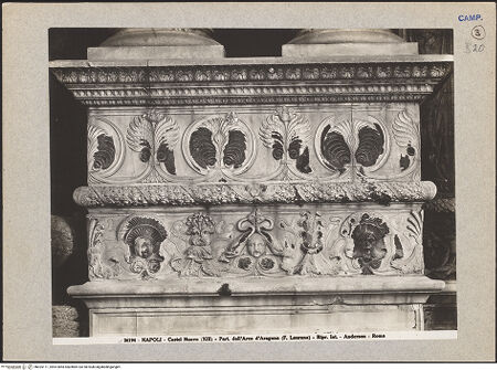 Vorderseite von Alinari [https://www.deutsche-digitale-bibliothek.de/content/lizenzen/rv-ez/] Triumphbogen Alfonsos VLinker Sockel - Frontseite: Palmetten- und Maskenfries, bh025171_recto. Foto.