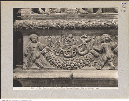 Vorderseite von Alinari [https://www.deutsche-digitale-bibliothek.de/content/lizenzen/rv-ez/] Triumphbogen Alfonsos VRechter Sockel - Linke Seite: Festonfries, Detail mit Schlangenwagen, bh025173_recto. Foto.