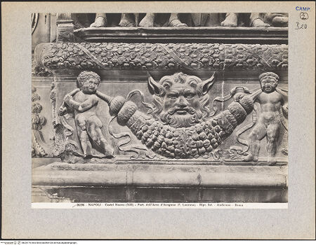 Vorderseite von Alinari [https://www.deutsche-digitale-bibliothek.de/content/lizenzen/rv-ez/] Triumphbogen Alfonsos VLinker Sockel - Rechte Seite: Festonfries, Detail, bh025175_recto. Foto.