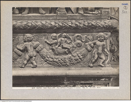 Vorderseite von Alinari [https://www.deutsche-digitale-bibliothek.de/content/lizenzen/rv-ez/] Triumphbogen Alfonsos VRechter Sockel - Linke Seite: Festonfries, Detail mit fischgestaltigem Cupido und Frau, bh025176_recto. Foto.