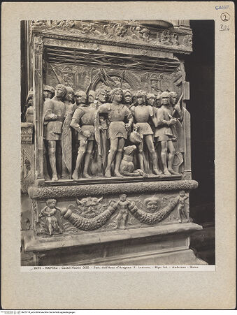 Vorderseite von Alinari [https://www.deutsche-digitale-bibliothek.de/content/lizenzen/rv-ez/] Triumphbogen Alfonsos VFerdinand als Anführer der aragonesischen Armee - Gesamtansicht, bh025178_recto. Foto.