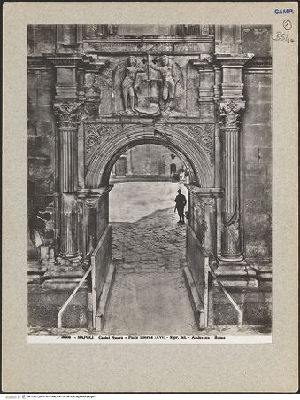 Vorderseite von Alinari [https://www.deutsche-digitale-bibliothek.de/content/lizenzen/rv-ez/] Triumphbogen Alfonsos VPlastische Dekoration mit dem Relief der Krönung von Ferdinand I. - Detail: unteres Teil, bh025261_recto. Foto.