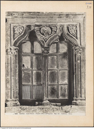 Vorderseite von Alinari [https://www.deutsche-digitale-bibliothek.de/content/lizenzen/rv-ez/] Dekoratives Biforenfenster - Gesamtansicht, bh025262_recto. Foto.