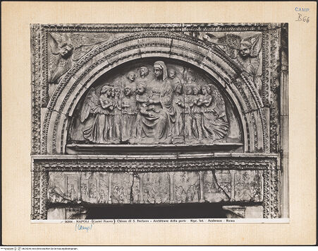 Vorderseite von Alinari [https://www.deutsche-digitale-bibliothek.de/content/lizenzen/rv-ez/] PortaldekorationMaria mit Kind im Kreise anbetender Engel - Gesamtansicht, bh025265_recto. Foto.