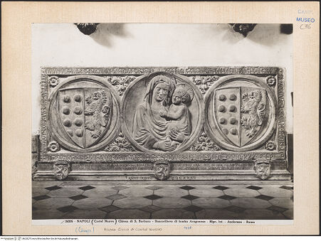 Vorderseite von Alinari [https://www.deutsche-digitale-bibliothek.de/content/lizenzen/rv-ez/] Sarkophagfront der Mariella Minutolo (gest. 1430) - Gesamtansicht, bh025275_recto. Foto.