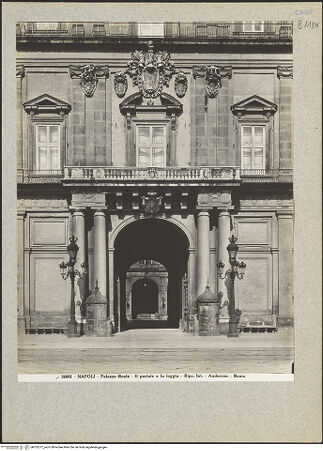 Vorderseite von Alinari [https://www.deutsche-digitale-bibliothek.de/content/lizenzen/rv-ez/] Palazzo Reale - Detail: Hauptportal, bh025277_recto. Foto.