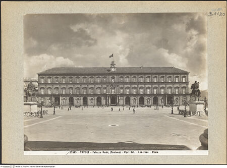 Vorderseite von Alinari [https://www.deutsche-digitale-bibliothek.de/content/lizenzen/rv-ez/] Palazzo Reale - Gesamtansicht, bh025278_recto. Foto.