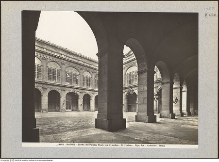 Vorderseite von Alinari [https://www.deutsche-digitale-bibliothek.de/content/lizenzen/rv-ez/] Palazzo Reale - Nordecke von dem Portikus, bh025280_recto. Foto.