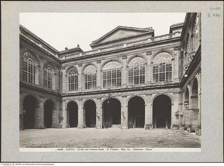 Vorderseite von Alinari [https://www.deutsche-digitale-bibliothek.de/content/lizenzen/rv-ez/] Palazzo Reale - Nordöstlische Seite, bh025281_recto. Foto.