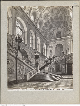 Vorderseite von Alinari [https://www.deutsche-digitale-bibliothek.de/content/lizenzen/rv-ez/] Palazzo RealeScalone d'onore - Teilansicht, bh025282_recto. Foto.