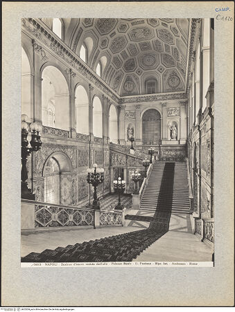 Vorderseite von Alinari [https://www.deutsche-digitale-bibliothek.de/content/lizenzen/rv-ez/] Palazzo RealeScalone d'onore - Teilansicht, bh025284_recto. Foto.