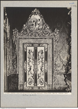 Vorderseite von Alinari [https://www.deutsche-digitale-bibliothek.de/content/lizenzen/rv-ez/] Palazzo RealeSala del Corpo Diplomatico - Tür, bh025285_recto. Foto.