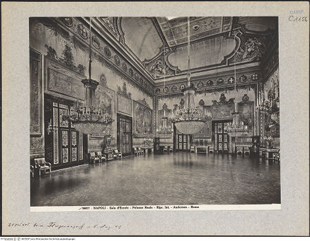 Vorderseite von Alinari [https://www.deutsche-digitale-bibliothek.de/content/lizenzen/rv-ez/] Palazzo RealeSala d'Ercole - Teilansicht, bh025287_recto. Foto.