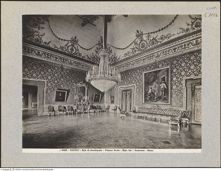 Vorderseite von Alinari [https://www.deutsche-digitale-bibliothek.de/content/lizenzen/rv-ez/] Palazzo RealeSala di ricevimento - Teilansicht, bh025291_recto. Foto.