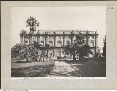 Vorderseite von Alinari [https://www.deutsche-digitale-bibliothek.de/content/lizenzen/rv-ez/] Palazzo Reale di CapodimonteSüdöstliche Fassade - Gesamtansicht, bh025292_recto. Foto.