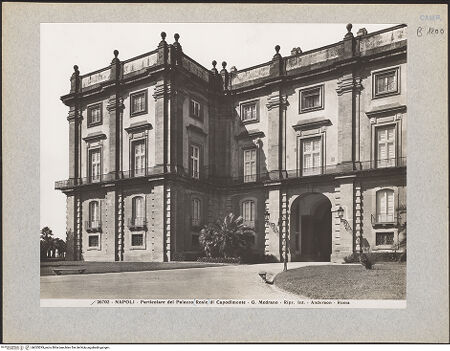 Vorderseite von Alinari [https://www.deutsche-digitale-bibliothek.de/content/lizenzen/rv-ez/] Palazzo Reale di CapodimonteNordöstliche Fassade - Detail: südliche Ecke, bh025293_recto. Foto.