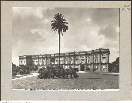 Vorderseite von Alinari [https://www.deutsche-digitale-bibliothek.de/content/lizenzen/rv-ez/] Palazzo Reale di CapodimonteNordöstliche Fassade - Gesamtansicht, bh025294_recto. Foto.