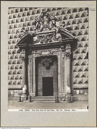 Vorderseite von Alinari [https://www.deutsche-digitale-bibliothek.de/content/lizenzen/rv-ez/] Hauptportal - Gesamtansicht, bh025822_recto. Foto.