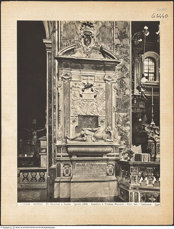 Vorderseite von Alinari [https://www.deutsche-digitale-bibliothek.de/content/lizenzen/rv-ez/] Grabmal des Troiano Mormillo (Mormile) - Gesamtansicht, bh026128_recto. Foto.