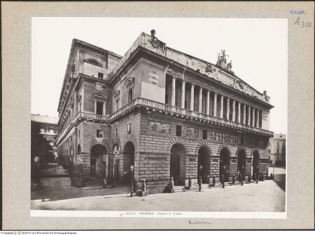 Vorderseite von Alinari [https://www.deutsche-digitale-bibliothek.de/content/lizenzen/rv-fz/] Teatro di San Carlo - Fassade, Seitenansicht, bh026151_recto. Foto.