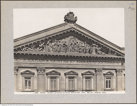 Vorderseite von Alinari [https://www.deutsche-digitale-bibliothek.de/content/lizenzen/rv-fz/] Università degli Studi Federico II - Fassade, Giebeldreieck, bh026153_recto. Foto.