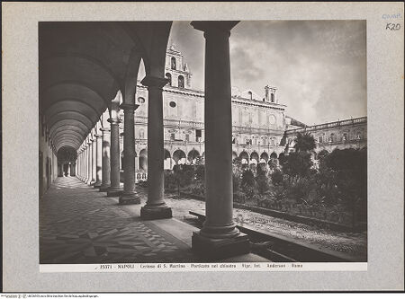 Vorderseite von Alinari [https://www.deutsche-digitale-bibliothek.de/content/lizenzen/rv-ez/] Certosa di San MartinoChiostro Grande - Südgalerie (von Südosten), bh026303_recto. Foto.