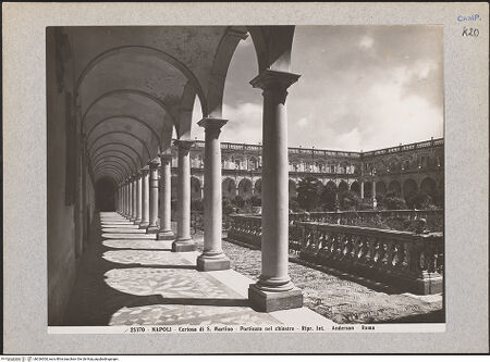 Vorderseite von Alinari [https://www.deutsche-digitale-bibliothek.de/content/lizenzen/rv-ez/] Certosa di San MartinoChiostro Grande - Westgalerie (von Südwesten), bh026304_recto. Foto.