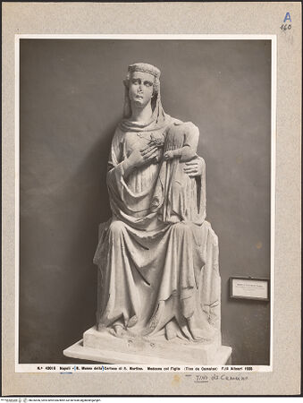 Vorderseite von Alinari [https://www.deutsche-digitale-bibliothek.de/content/lizenzen/rv-ez/] Präsentationsgruppe des Grabmals des Giovanni d'Angiò (Johannes von Anjou, Herzog von Durazzo, gest. 1337)Madonna - Gesamtansicht, bh026456_recto. Foto.